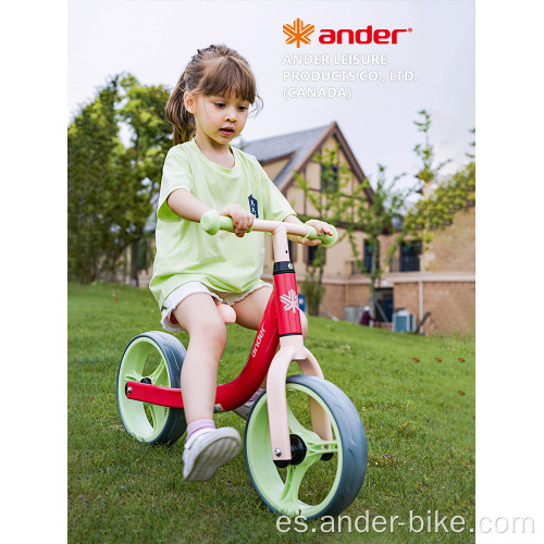 Equilibrar la bicicleta de juguete con nuestro scooter sin pedal